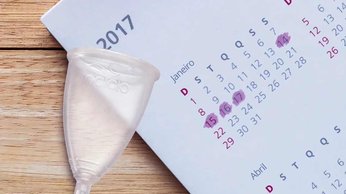 Coletor menstrual Inciclo e um calendário marcando o período menstrual
