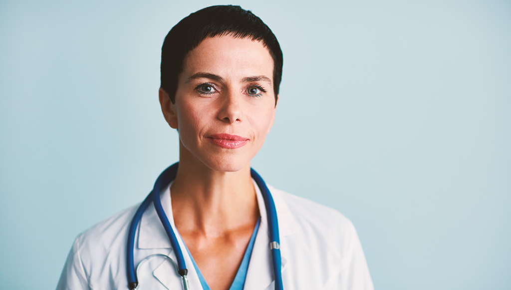 Médica com cabelo curto e olhos azuis