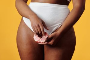 mulher apontando ponto g feminino