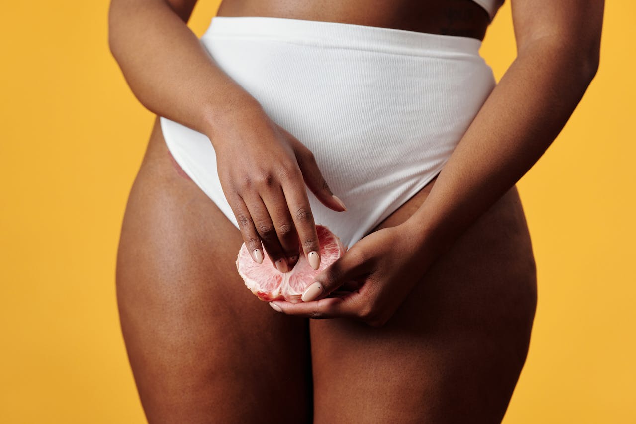 mulher apontando ponto g feminino